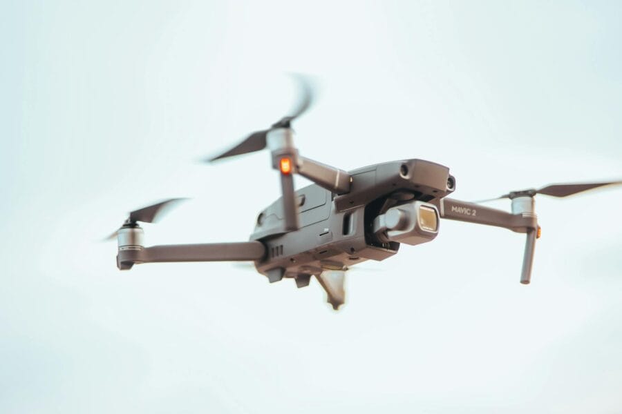 Drone DJI Mavic 3 Pro, pilihan ideal untuk hasil foto udara profesional dan sinematik berkualitas tinggi.