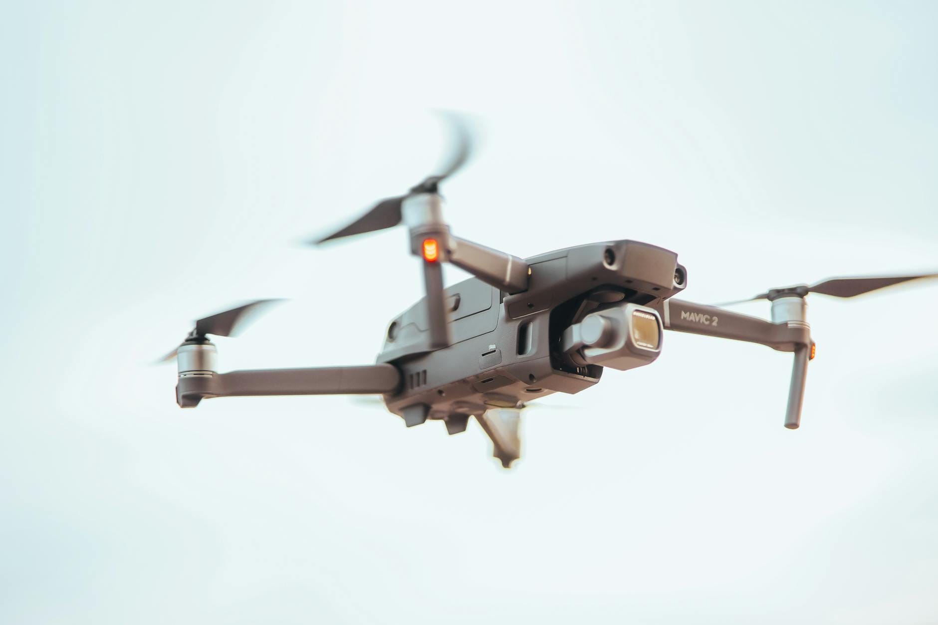 Drone DJI Mavic 3 Pro, kamera canggih untuk hasil foto udara profesional.