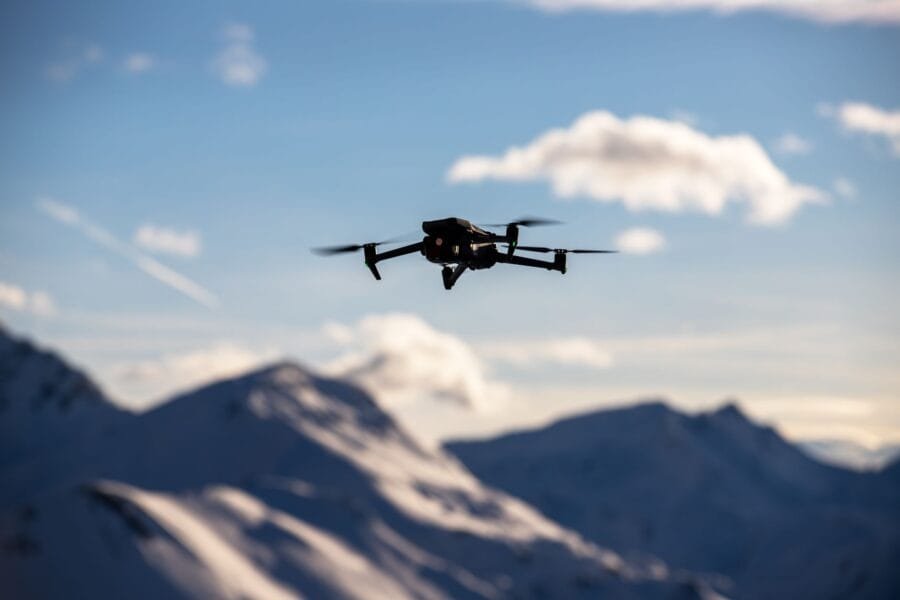 Perbandingan mendalam drone profesional dan drone pemula untuk berbagai kebutuhan fotografi dan videografi udara.