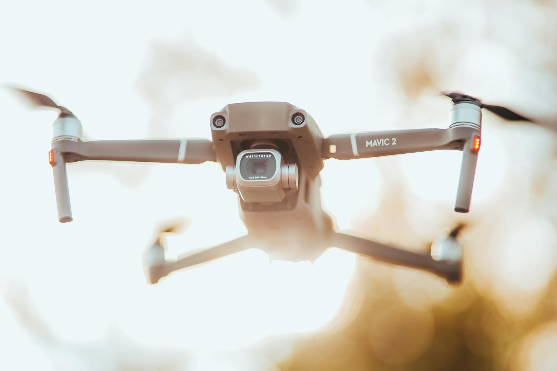 Drone DJI Mavic 3 Pro unggul untuk fotografi udara sinematik dengan tiga kamera canggihnya.