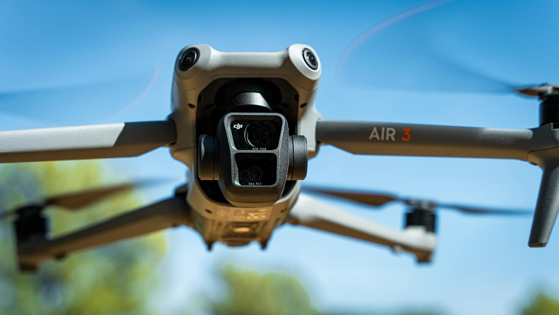 Drone DJI Mavic dan DJI Air menampilkan perbandingan fitur dan performa untuk membantu pilihan konsumen.