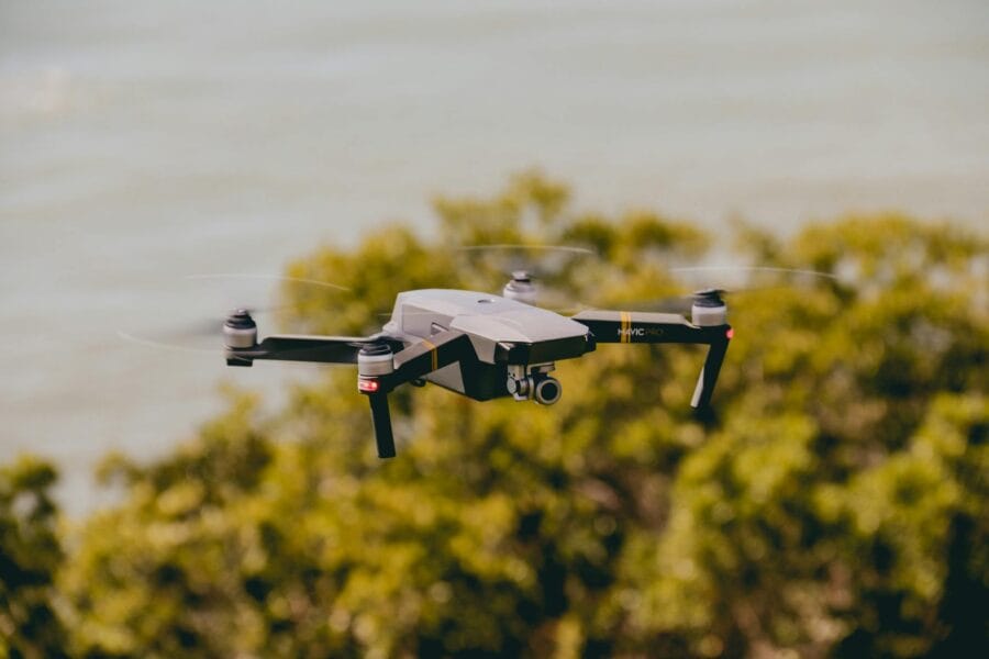Drone lipat DJI Mini 3 Pro untuk fotografi udara detail dengan resolusi tinggi.
