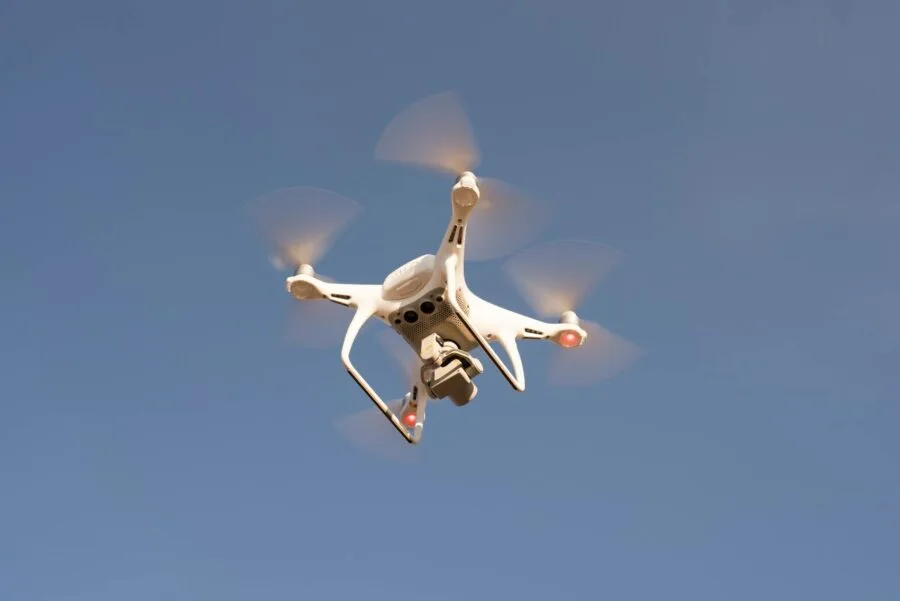 Drone menangkap momen indah pernikahan dari sudut pandang udara yang memukau.