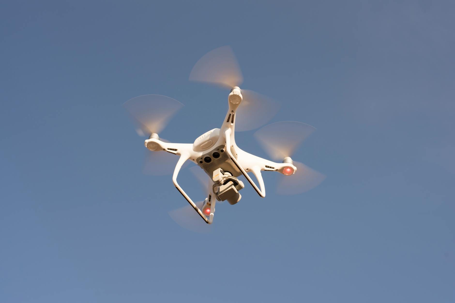 Drone menangkap momen indah pernikahan dari sudut pandang udara yang memukau.