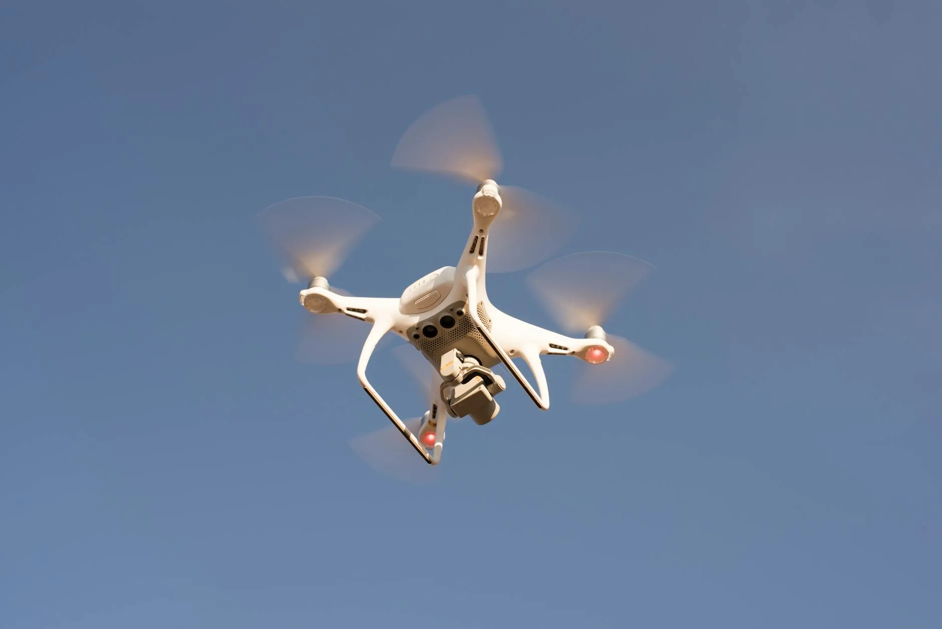 Drone menangkap momen indah pernikahan dari sudut pandang udara.