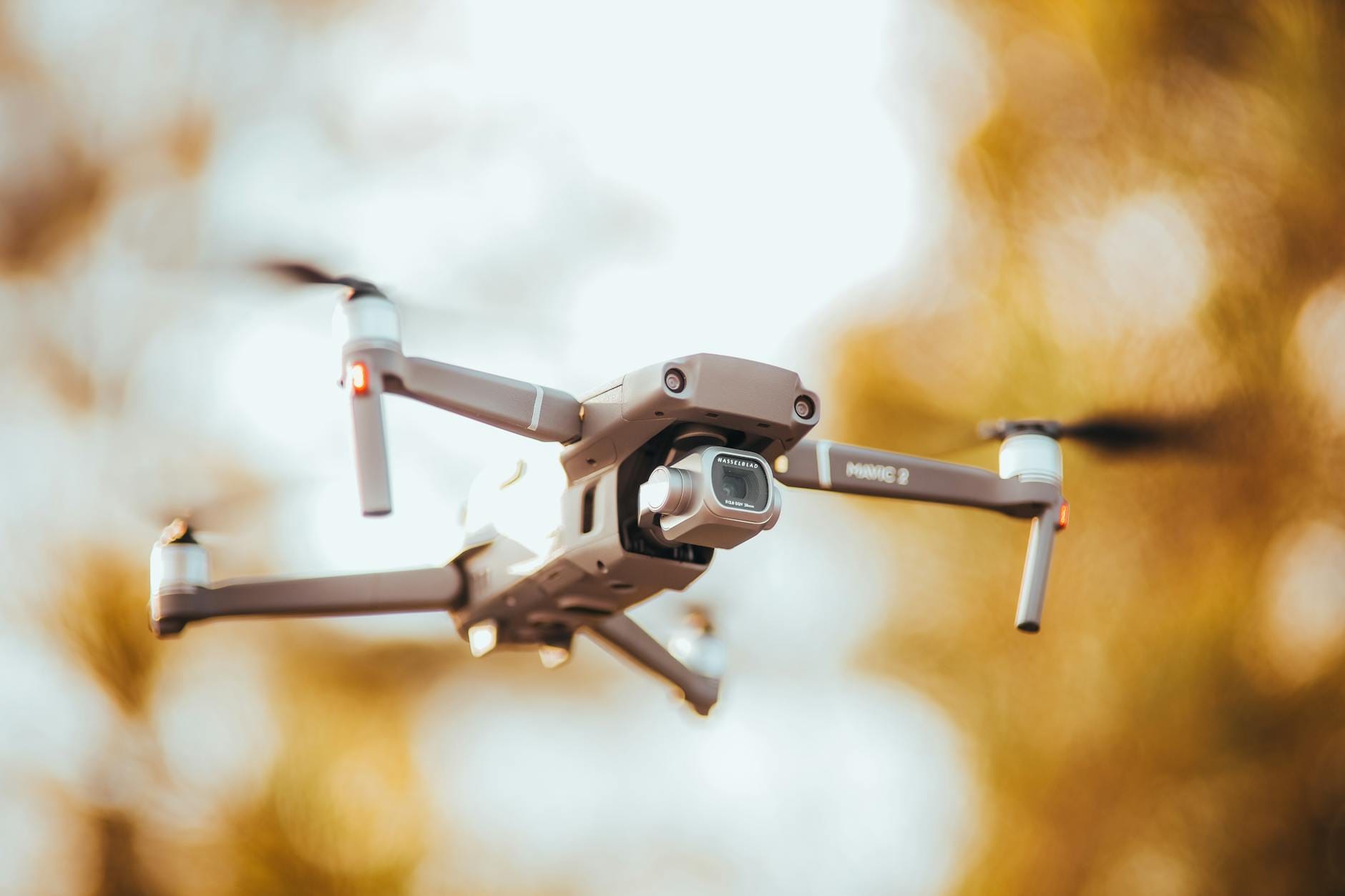 Drone DJI Mavic 3 Pro ideal untuk fotografi udara profesional berkat tiga lensanya.