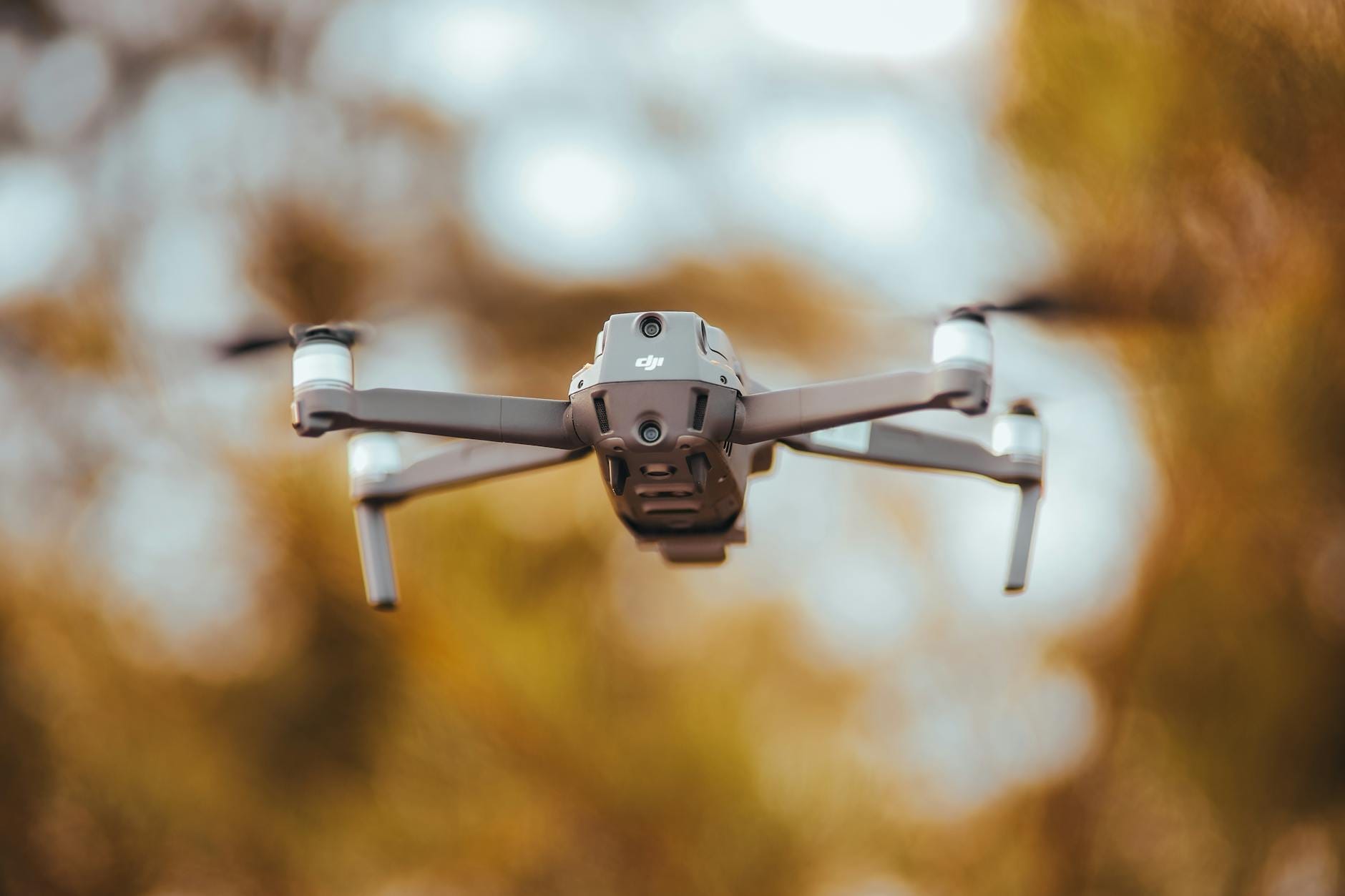 Drone DJI Mavic 3 Pro dengan tiga kamera optimal untuk aerial photography lanskap.