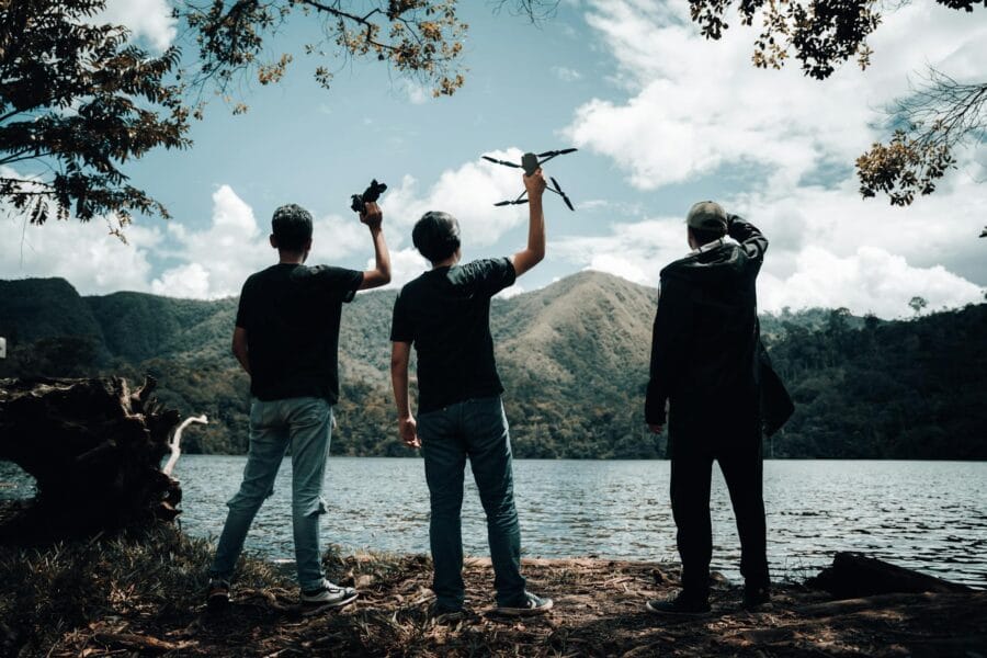 Perbandingan fitur drone profesional canggih dan drone pemula yang mudah digunakan.