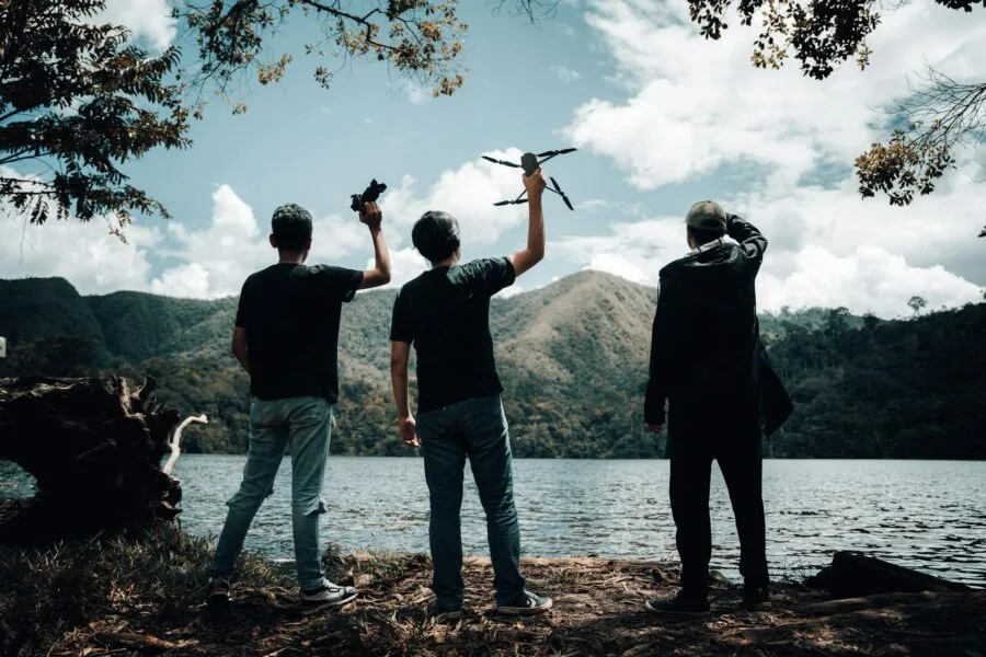 Perbandingan drone profesional dan pemula, perbedaan fitur, performa, dan harga untuk pilihan terbaik Anda.