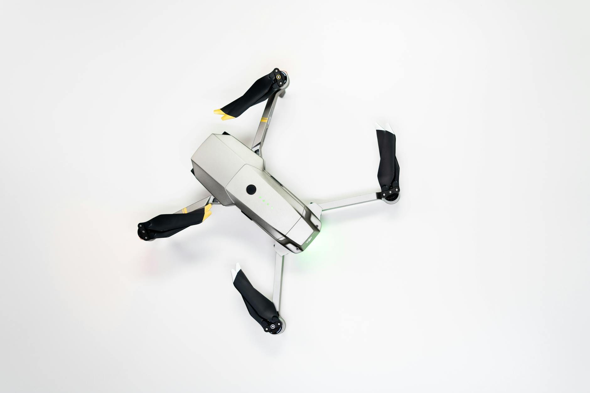 Perbandingan DJI Mavic vs DJI Air: perbedaan fitur, harga, dan performa drone kamera untuk fotografer dan videografer.