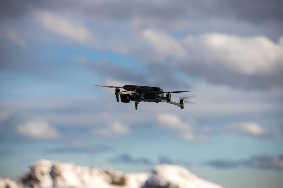 Perbandingan drone profesional dan drone pemula untuk berbagai kebutuhan fotografi dan videografi udara.