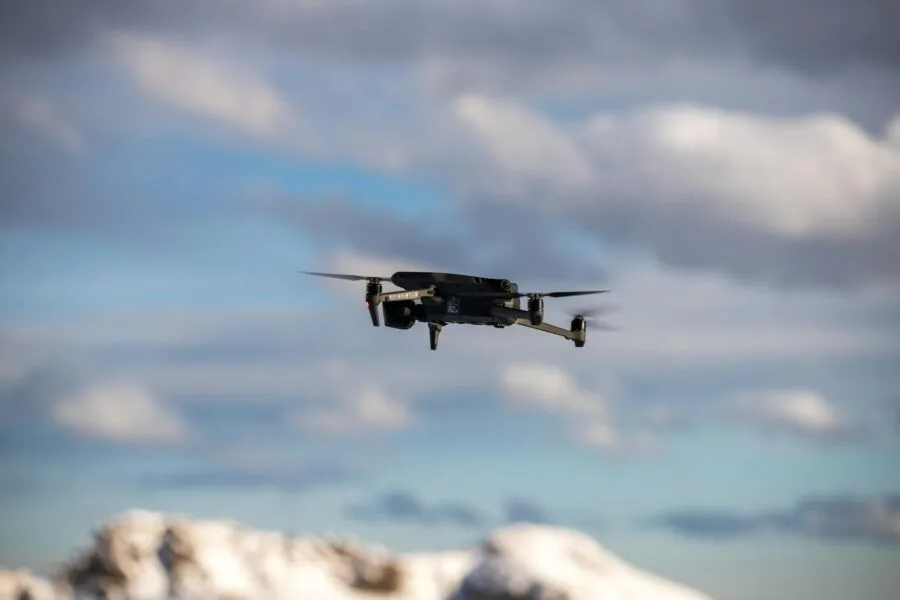 Perbandingan drone profesional dan pemula: fitur, harga, dan kegunaan.