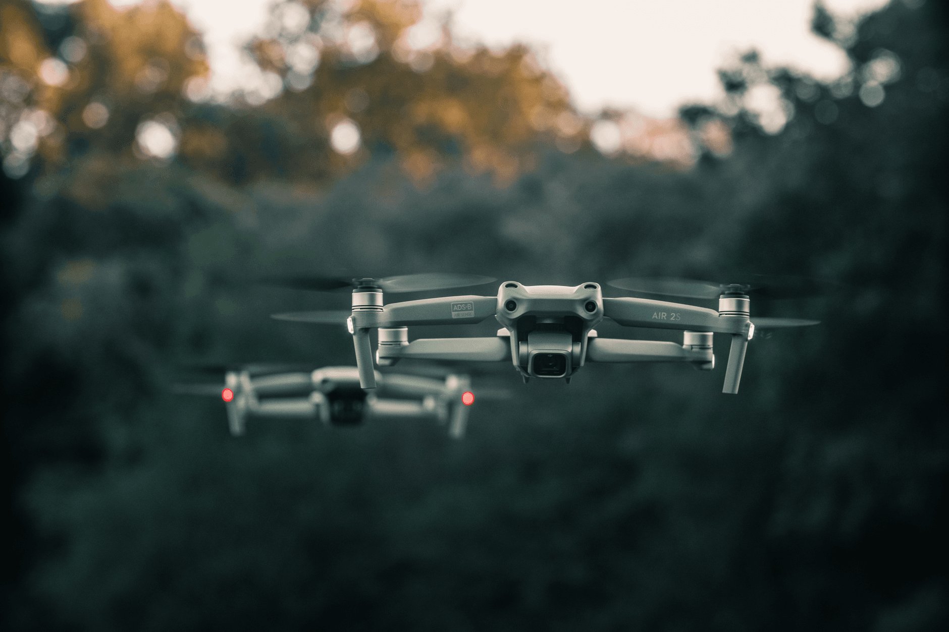 Perbandingan fitur dan kemampuan drone profesional untuk videografi udara tingkat lanjut versus drone pemula yang mudah digunakan untuk hobi.
