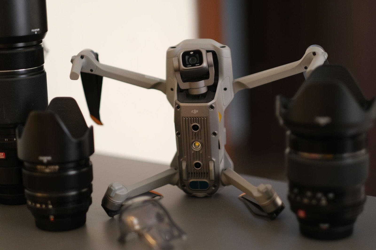 Drone profesional untuk pengambilan gambar udara berkualitas tinggi.