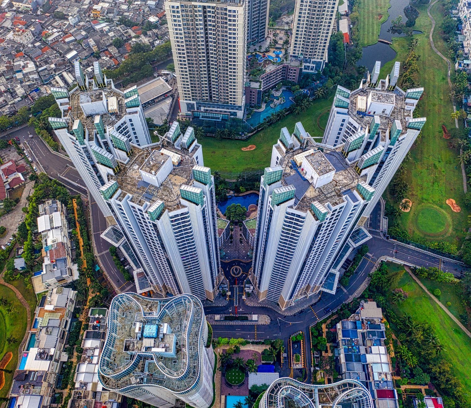 Drone canggih untuk hasil foto udara profesional, menangkap pemandangan menakjubkan dari ketinggian.
