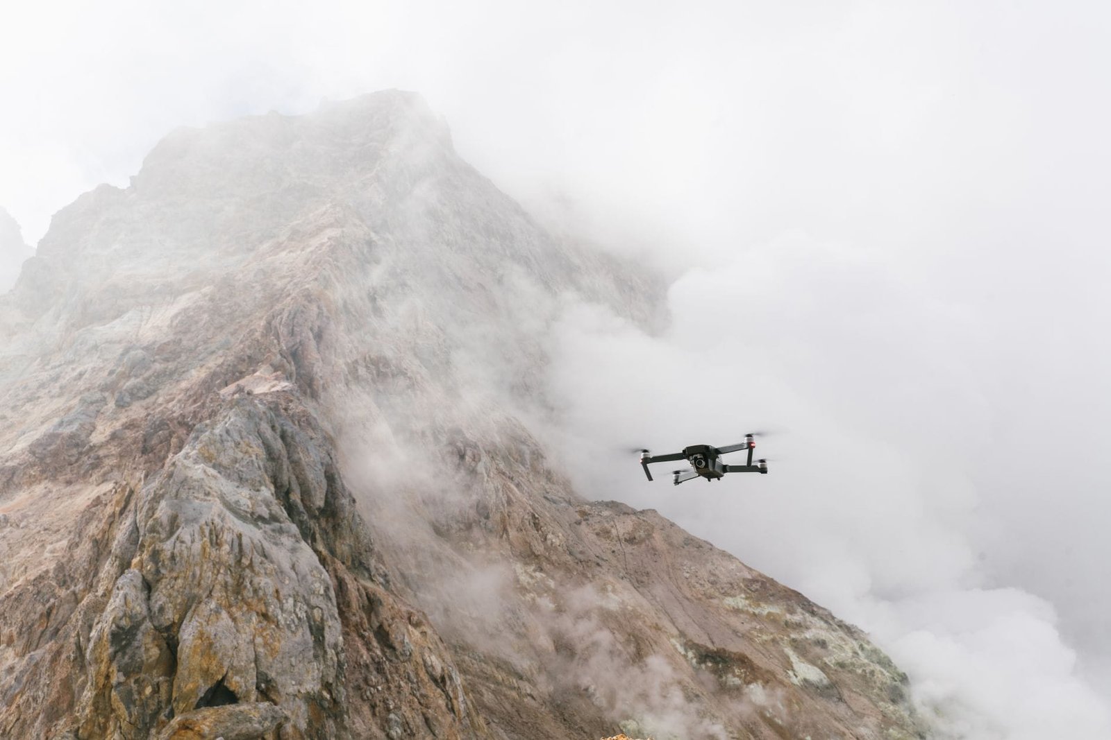 Drone canggih merekam pemandangan kota dari ketinggian, menunjukkan kapabilitas alat fotografi udara modern untuk hasil visual memukau.